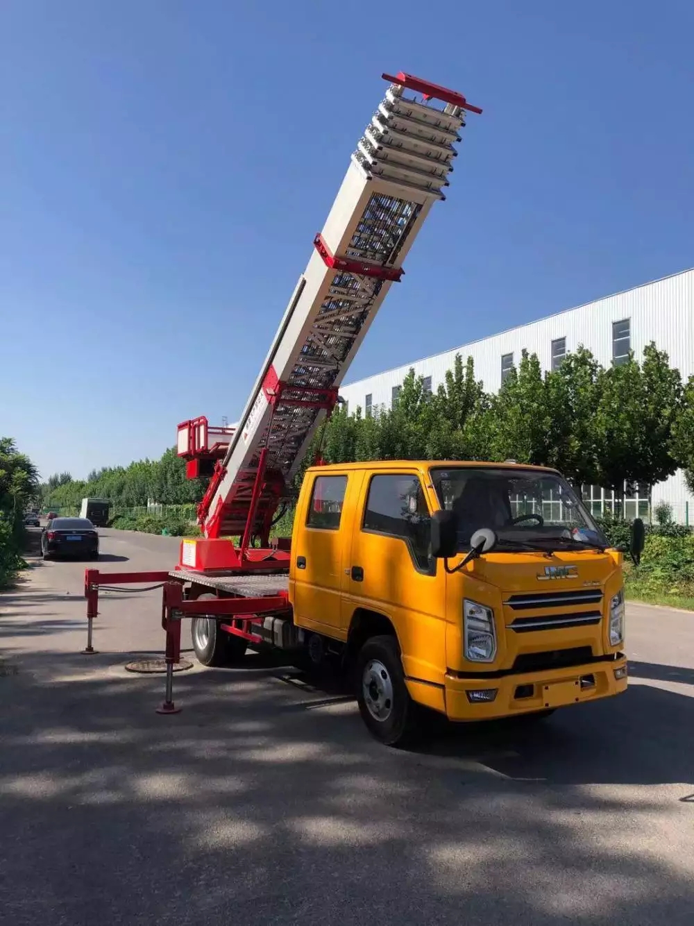 镇宁附近的云梯车出租服务：轻松解决高空作业需求