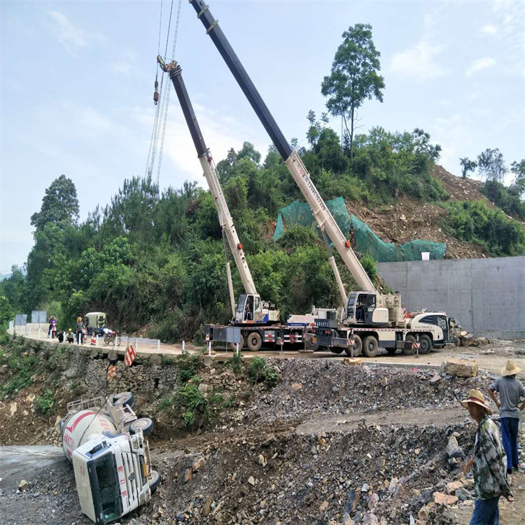 镇宁汽车掉沟里叫吊车救援要多少钱